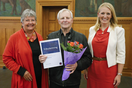  myndinni eru dr. Gurn Ptursdttir, formaur dmnefndar, Gunnlaugur Sigursson og Lilja Bjrk Einarsdttir, bankastjri Landsbankans.