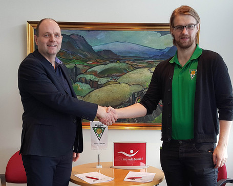 Hskuldur Skli Hallgrmsson og Gumundur Fribjarnarson vi undirritun samningsins.