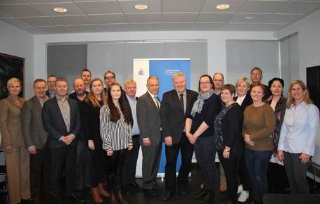Fulltrar sveitarflaga, fjarskiptasjs og runeytisins vi undirritun samninga vi sveitarflg um ljsleiaravingu  dreifbli.