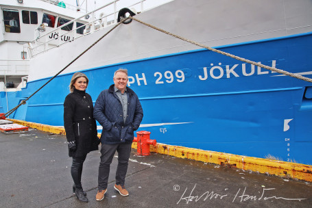 Gunnlaugur Karl og Árninna Ósk við hið nýja skip.