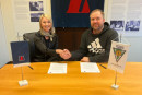 Anna Sigrur og Jnas Halldr handsala samninginn